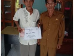 Pemerintahan Desa Teluk ajang Salurkan BLT DD