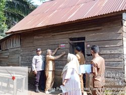 Pemerintah Desa Padang Sepan Pasang Stiker Pada Rumah Penerima PKH