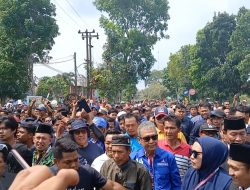 Miliki Masa Militan Windra Ramli Tidak Hanya Diantar Dan Ditunggu Di KPU Rombongan Pendukung Juga Konvoi Setelah Pulang Daftar