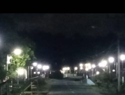 Bangun Lampu Jalan Desa Kandang Malam Hari Terang Benderang
