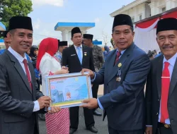 Sekretaris Daerah Kabupaten Kepahiang Serahkan Penghargaan ASN Berprestasi di HUT ke-81 RI